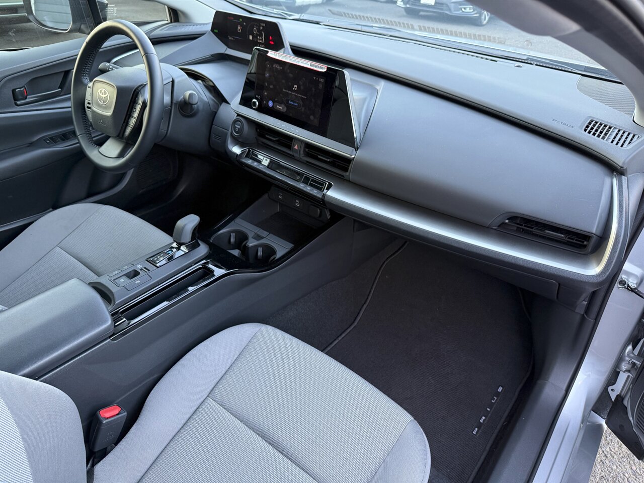 2025 Toyota Prius LX ADAPTIVE CRUISE BLIND SPOT   - Photo 16 - Portland, OR 97211