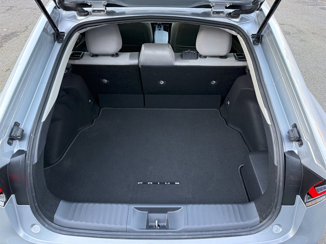 2025 Toyota Prius LX ADAPTIVE CRUISE BLIND SPOT   - Photo 14 - Portland, OR 97211