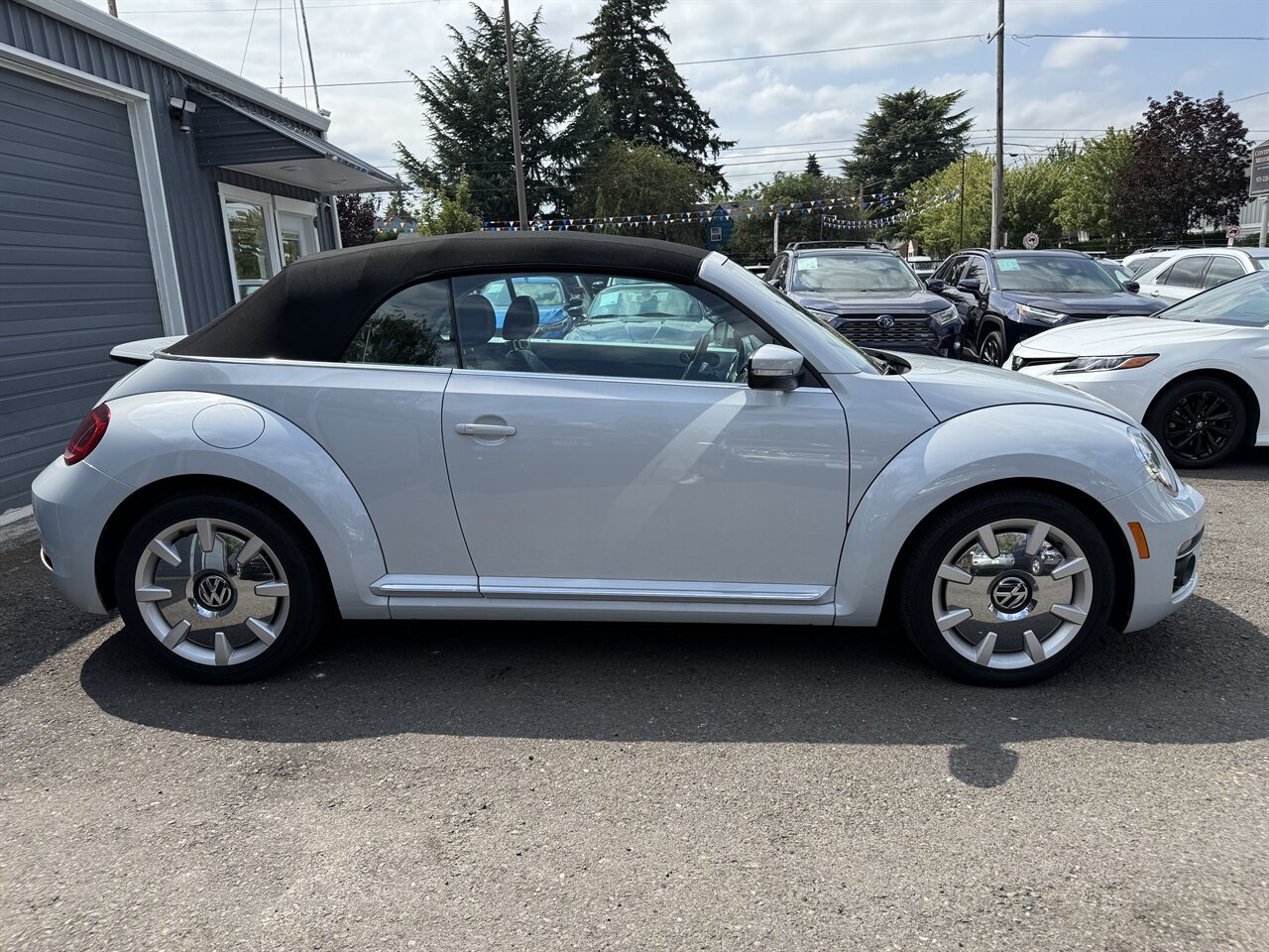2018 Volkswagen Beetle Convertible 2.0T S - Photo 7 - Portland, OR 97211