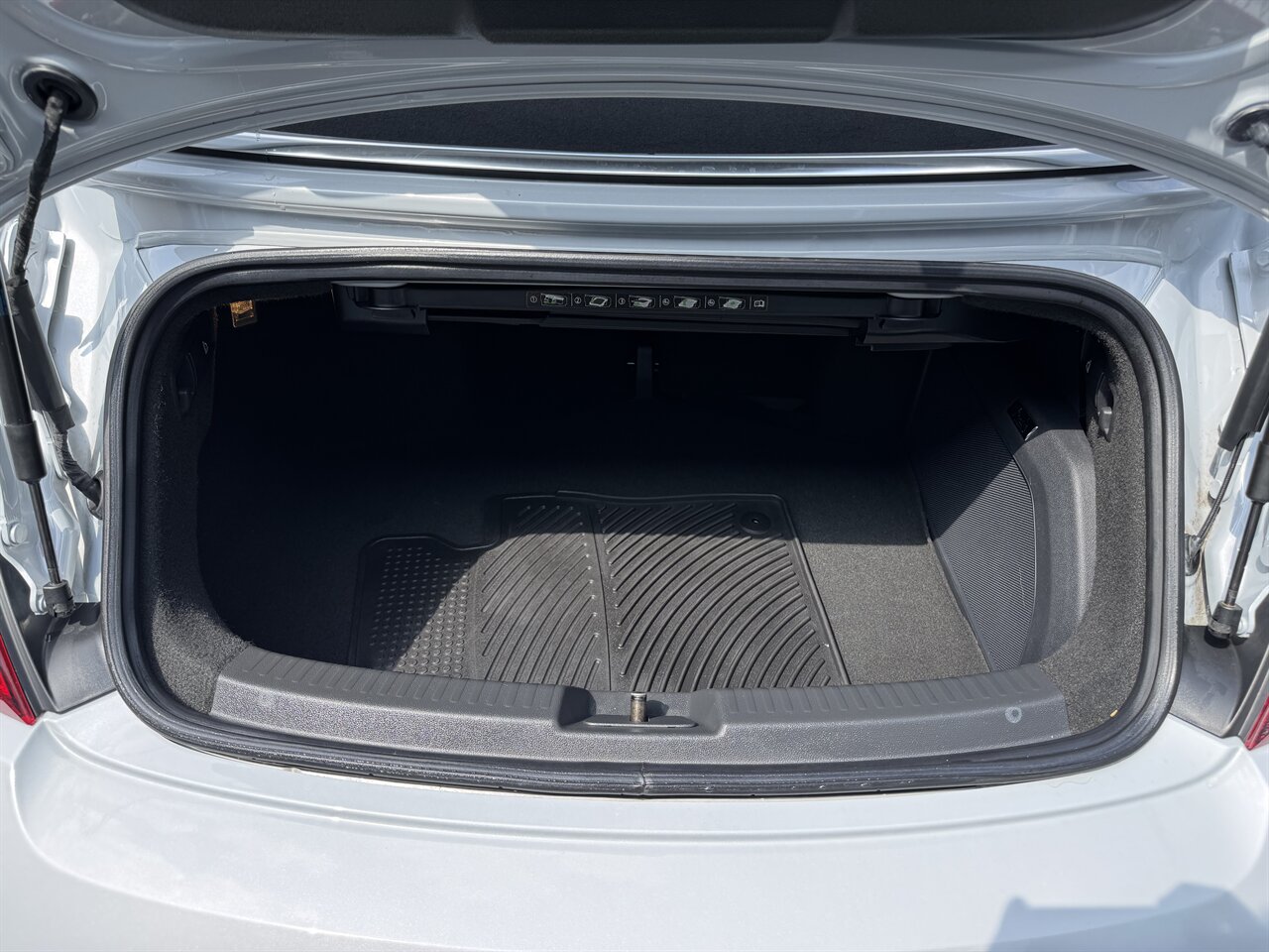 2018 Volkswagen Beetle Convertible 2.0T S - Photo 12 - Portland, OR 97211