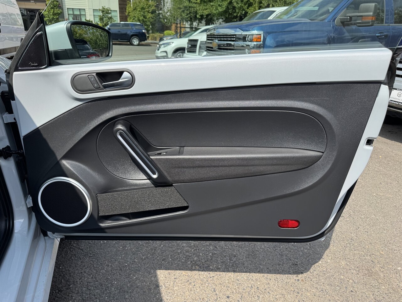 2018 Volkswagen Beetle Convertible 2.0T S - Photo 15 - Portland, OR 97211