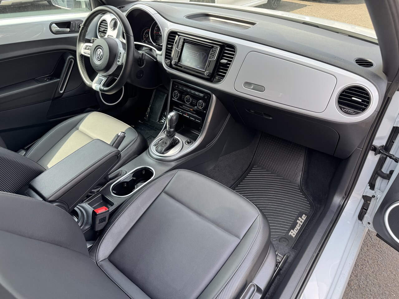 2018 Volkswagen Beetle Convertible 2.0T S - Photo 13 - Portland, OR 97211