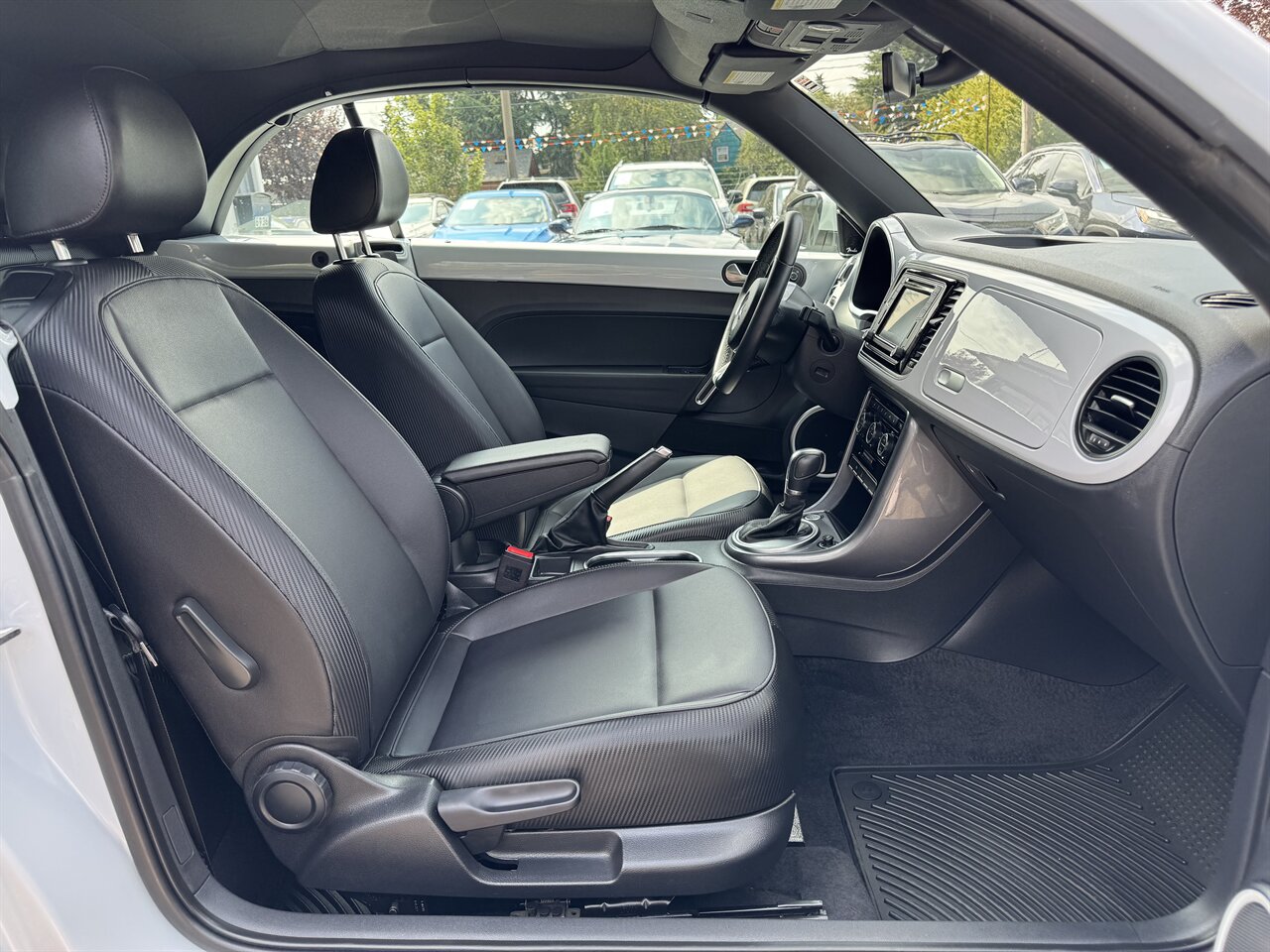 2018 Volkswagen Beetle Convertible 2.0T S - Photo 14 - Portland, OR 97211