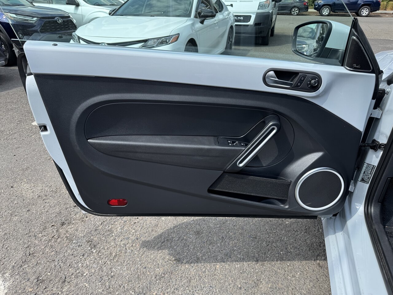 2018 Volkswagen Beetle Convertible 2.0T S - Photo 11 - Portland, OR 97211