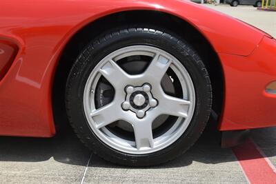 1998 Chevrolet Corvette CONVERTIBLE 6SPD MANUAL 37K LOW MILES NEW TRADE IN   - Photo 31 - Stafford, TX 77477