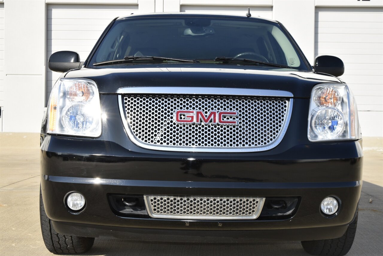 2008 GMC Yukon XL Denali photo 3