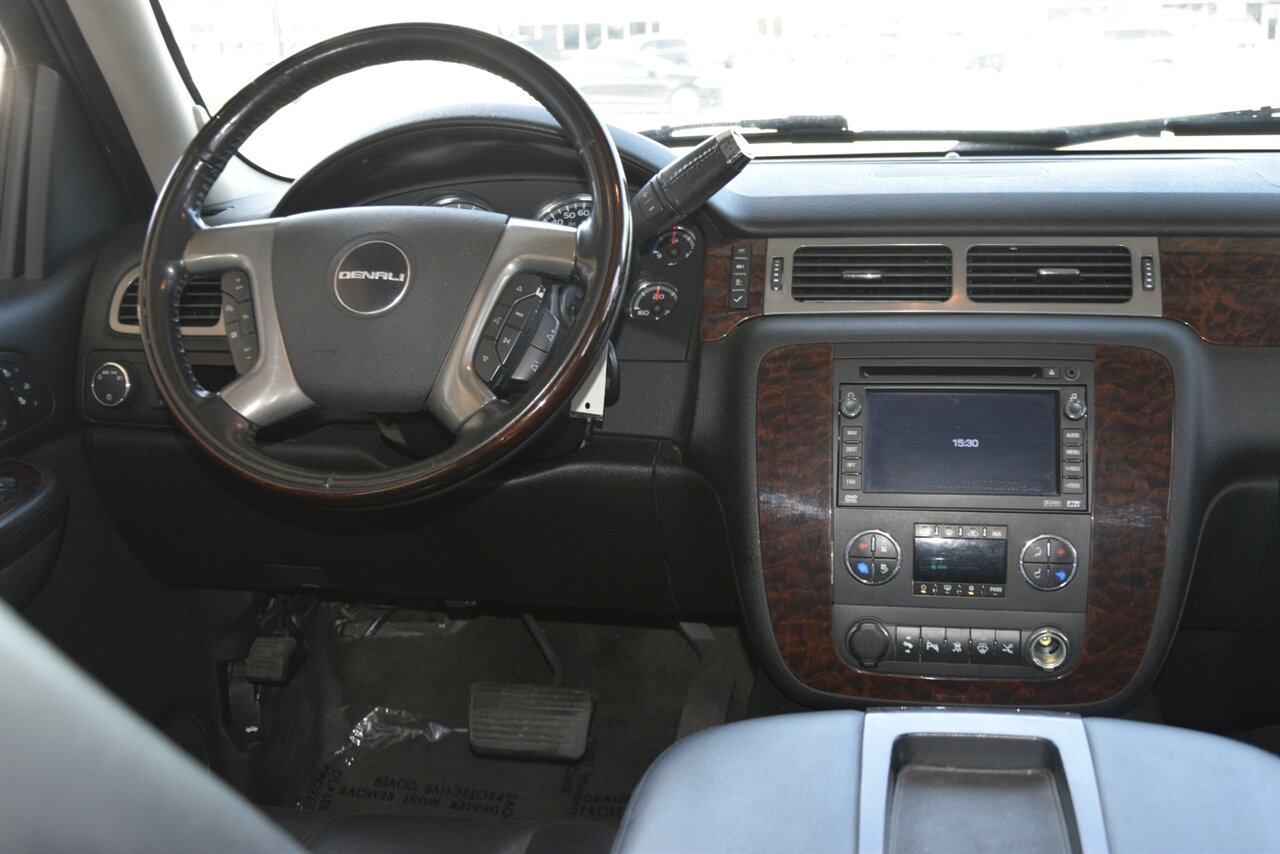 2008 GMC Yukon XL Denali photo 25