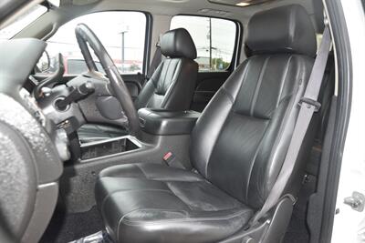 2011 Chevrolet Suburban LT 4X4 LTHR ROOF RACK 8 PASS SEAT CHROME WHLS NICE   - Photo 32 - Stafford, TX 77477