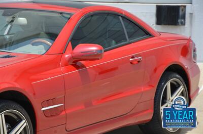 2009 Mercedes-Benz SL 550 LOADED PANO ROOF NAV HTD STS FRESH TRADE   - Photo 16 - Stafford, TX 77477