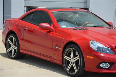 2009 Mercedes-Benz SL 550 LOADED PANO ROOF NAV HTD STS FRESH TRADE   - Photo 11 - Stafford, TX 77477