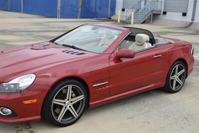 2009 Mercedes-Benz SL 550 LOADED PANO ROOF NAV HTD STS FRESH TRADE   - Photo 14 - Stafford, TX 77477