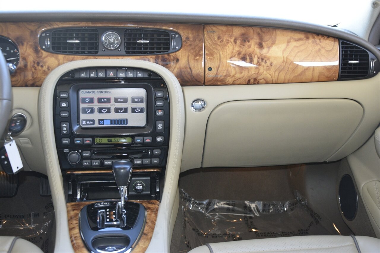 2008 Jaguar XJ Series XJ8 photo 28