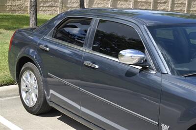 2007 Chrysler 300C V8 HEMI UPTO DATE SRVCS HWY MILES CLEAN   - Photo 12 - Stafford, TX 77477