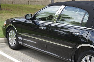 2007 Lincoln Town Car Designer Series CARRIAGE TOP HWY MILES NEW TRADE   - Photo 17 - Stafford, TX 77477