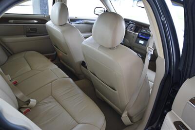 2007 Lincoln Town Car Designer Series CARRIAGE TOP HWY MILES NEW TRADE   - Photo 34 - Stafford, TX 77477
