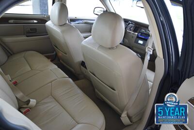 2007 Lincoln Town Car Designer Series CARRIAGE TOP HWY MILES NEW TRADE   - Photo 34 - Stafford, TX 77477