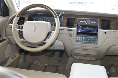 2007 Lincoln Town Car Designer Series CARRIAGE TOP HWY MILES NEW TRADE   - Photo 24 - Stafford, TX 77477