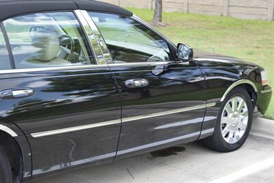 2007 Lincoln Town Car Designer Series CARRIAGE TOP HWY MILES NEW TRADE   - Photo 18 - Stafford, TX 77477