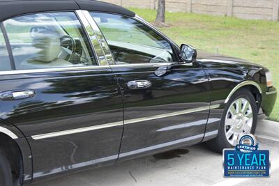 2007 Lincoln Town Car Designer Series CARRIAGE TOP HWY MILES NEW TRADE   - Photo 18 - Stafford, TX 77477