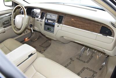 2007 Lincoln Town Car Designer Series CARRIAGE TOP HWY MILES NEW TRADE   - Photo 29 - Stafford, TX 77477