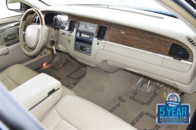2007 Lincoln Town Car Designer Series CARRIAGE TOP HWY MILES NEW TRADE   - Photo 29 - Stafford, TX 77477