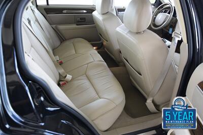 2007 Lincoln Town Car Designer Series CARRIAGE TOP HWY MILES NEW TRADE   - Photo 36 - Stafford, TX 77477