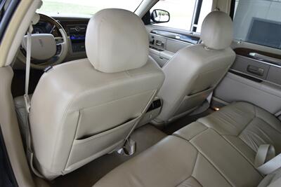 2007 Lincoln Town Car Designer Series CARRIAGE TOP HWY MILES NEW TRADE   - Photo 33 - Stafford, TX 77477