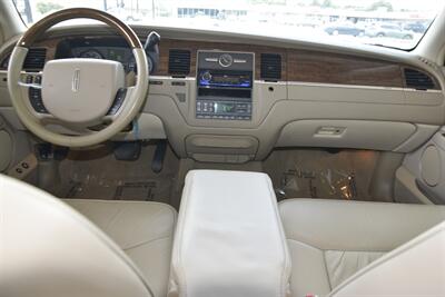 2007 Lincoln Town Car Designer Series CARRIAGE TOP HWY MILES NEW TRADE   - Photo 26 - Stafford, TX 77477