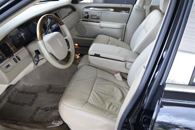 2007 Lincoln Town Car Designer Series CARRIAGE TOP HWY MILES NEW TRADE   - Photo 30 - Stafford, TX 77477