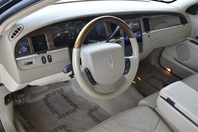 2007 Lincoln Town Car Designer Series CARRIAGE TOP HWY MILES NEW TRADE   - Photo 28 - Stafford, TX 77477