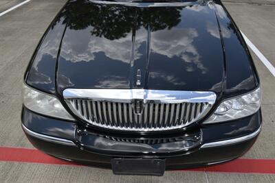 2007 Lincoln Town Car Designer Series CARRIAGE TOP HWY MILES NEW TRADE   - Photo 12 - Stafford, TX 77477