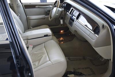 2007 Lincoln Town Car Designer Series CARRIAGE TOP HWY MILES NEW TRADE   - Photo 31 - Stafford, TX 77477