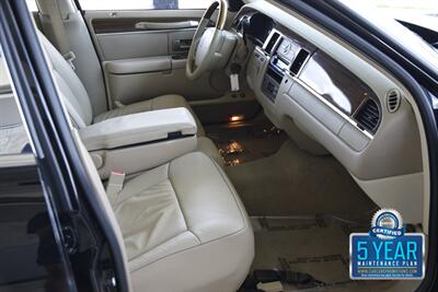 2007 Lincoln Town Car Designer Series CARRIAGE TOP HWY MILES NEW TRADE   - Photo 31 - Stafford, TX 77477