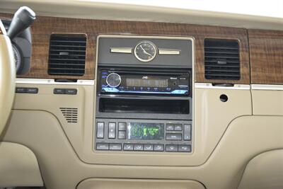 2007 Lincoln Town Car Designer Series CARRIAGE TOP HWY MILES NEW TRADE   - Photo 27 - Stafford, TX 77477