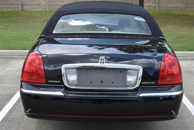 2007 Lincoln Town Car Designer Series CARRIAGE TOP HWY MILES NEW TRADE   - Photo 19 - Stafford, TX 77477