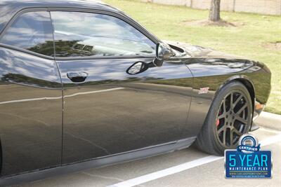2011 Dodge Challenger SRT8 392 6SPD MANUAL RARE COMBO FRESH TRADE CLEAN   - Photo 17 - Stafford, TX 77477