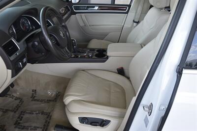 2014 Volkswagen Touareg TDI LUXURY AWD NAV BK/CAM HTD STS NEW TRADE CLEAN   - Photo 30 - Stafford, TX 77477