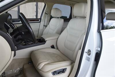 2014 Volkswagen Touareg TDI LUXURY AWD NAV BK/CAM HTD STS NEW TRADE CLEAN   - Photo 32 - Stafford, TX 77477