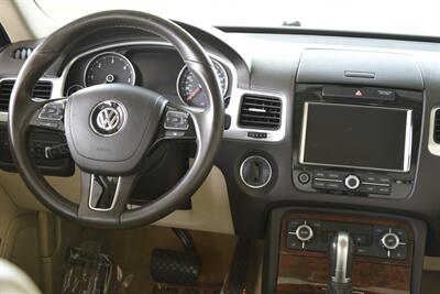 2014 Volkswagen Touareg TDI LUXURY AWD NAV BK/CAM HTD STS NEW TRADE CLEAN   - Photo 24 - Stafford, TX 77477