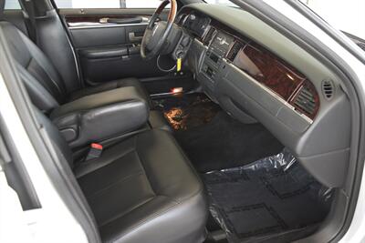 2011 Lincoln Town Car SIGNATURE LIMITED 70K LOW MILES LOADED FRESH TRADE   - Photo 31 - Stafford, TX 77477