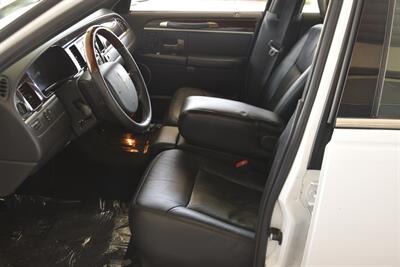 2011 Lincoln Town Car SIGNATURE LIMITED 70K LOW MILES LOADED FRESH TRADE   - Photo 30 - Stafford, TX 77477