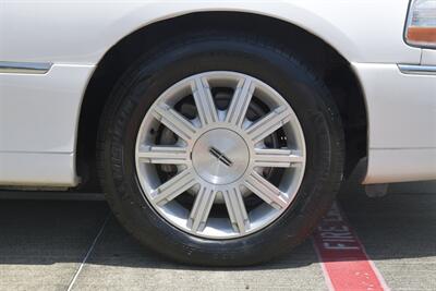2011 Lincoln Town Car SIGNATURE LIMITED 70K LOW MILES LOADED FRESH TRADE   - Photo 38 - Stafford, TX 77477