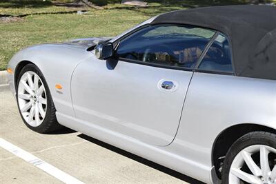 2005 Jaguar XK8 CONVERTIBLE GREAT CONDITION FRESH TRADE LADY OWNED   - Photo 18 - Stafford, TX 77477