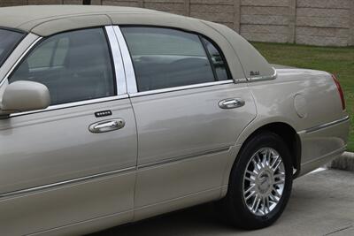 2010 Lincoln Town Car SIGNATURE LTD CARRIAGE TOP HWY MILES NEW TRADE IN   - Photo 9 - Stafford, TX 77477