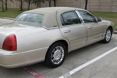 2010 Lincoln Town Car SIGNATURE LTD CARRIAGE TOP HWY MILES NEW TRADE IN   - Photo 19 - Stafford, TX 77477