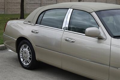 2010 Lincoln Town Car SIGNATURE LTD CARRIAGE TOP HWY MILES NEW TRADE IN   - Photo 8 - Stafford, TX 77477