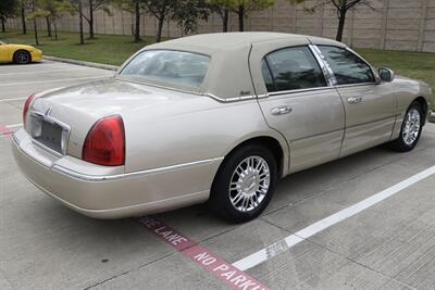 2010 Lincoln Town Car SIGNATURE LTD CARRIAGE TOP HWY MILES NEW TRADE IN   - Photo 17 - Stafford, TX 77477