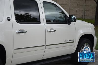 2013 Chevrolet Avalanche LTZ Black Diamond   - Photo 18 - Stafford, TX 77477