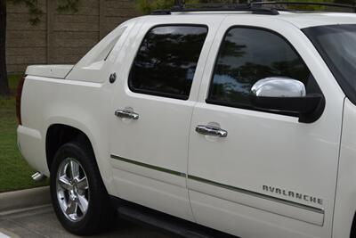2013 Chevrolet Avalanche LTZ Black Diamond   - Photo 11 - Stafford, TX 77477