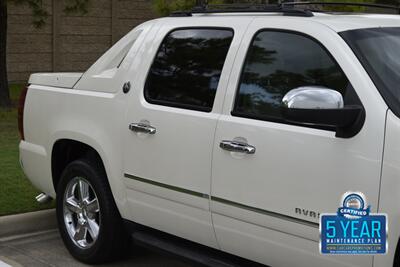 2013 Chevrolet Avalanche LTZ Black Diamond   - Photo 11 - Stafford, TX 77477